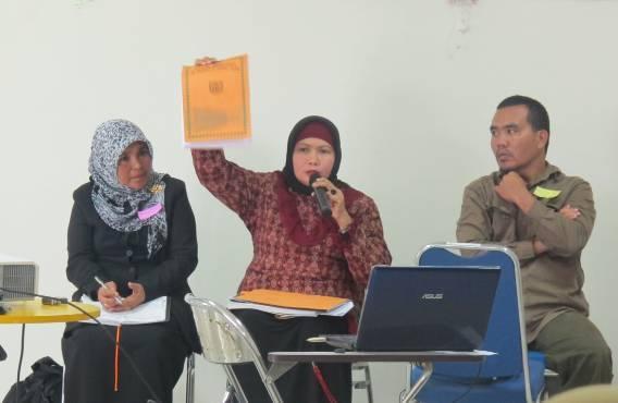 Photo 35 : Nani Irawati (center) Head masters share a knowledge and best practice for