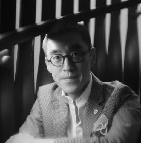 He is an art columnist, a patron of Ullens Centre for Cotemporary Art (UCCA), and also serves on the board of directors of Yuan Art Museum.