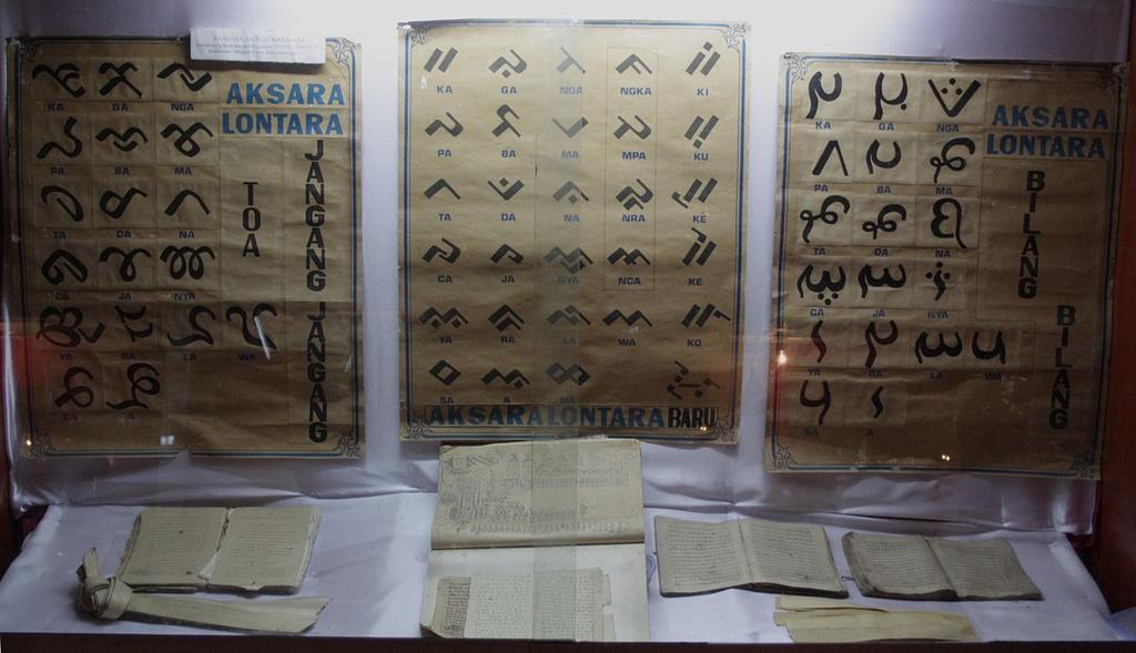 Figure 11: The left chart shows Aksara Lontara Toa jangang-jangang = Old Lontara Bird Script or Old Makassarese. The center chart shows Aksara Lontara Baru = New Lontara Script or Buginese.