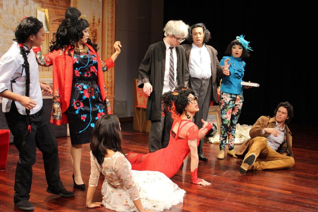 Hong Kong University Graduates come to Glenunga On 12 May we were privileged to view an adaptation of Moliere s Les Femmes Savantes or The Learned Ladies, which is a satiric look at academic