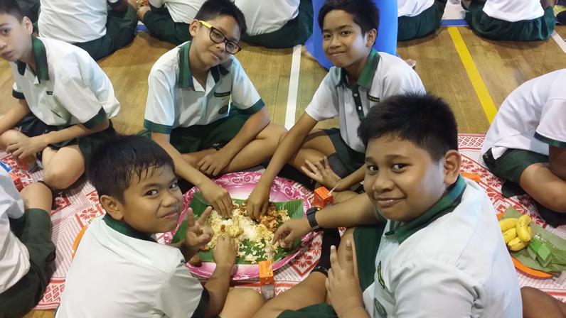 Manakala muridmurid darjah 5 dan 6 pula telah diperkenalkan kepada tradisi memakan Nasi Ambeng.