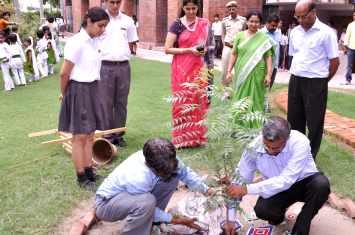 Class IX students with Mrs. Aruna Kori, Minister for Culture, Govt.