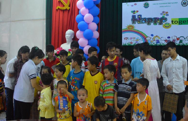 Children Day in orphan village in Son La School supply offering for children of a remote village in Lao Cai Environmental conversation In Chapter 4, the students were taken to a seriously polluted