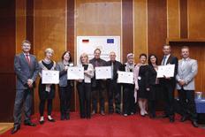 The institutions which have run outstanding language-related projects and have been awarded the European Language Label receive: A certificate attesting to the fact that the Europäisches