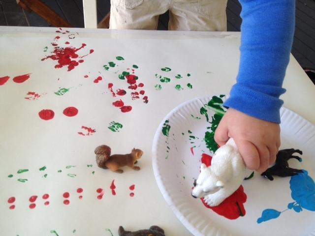 Animal Printing Animal printing is an art experience that encourages children to explore and create with a different kind of media and allows them to experiment with colours and marks.