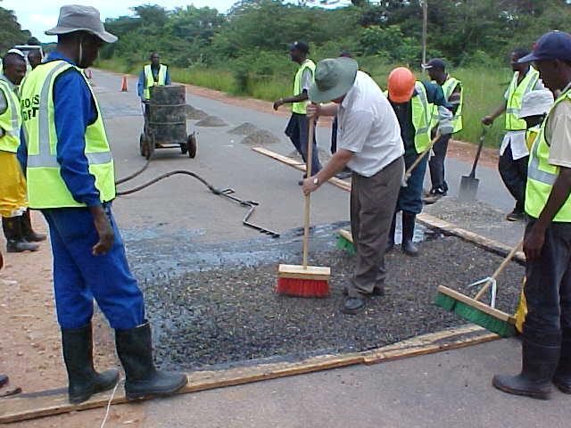 Kalinda - Field Training Instructor Roads MAINTENANCE OF PAVED ROADS COURSE (3 weeks) The course targets labour based road construction overseers/supervisors from small and medium scale contractors.