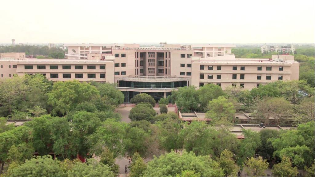 4 4 ABOUT IIT DELHI THE FACULTY AT IITD Have degrees from renowned national and international colleges and universities, including several from IITs.