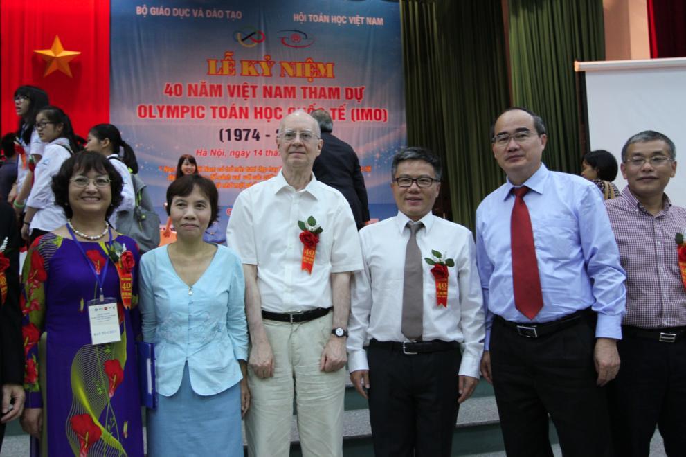 50 GS. Nguyễn Thiện Nhân Chủ tịch UBMTTQ Việt Nam (thứ hai từ bên phải), GS. Ngô Bảo Châu (thứ ba từ bên phải) và GS.