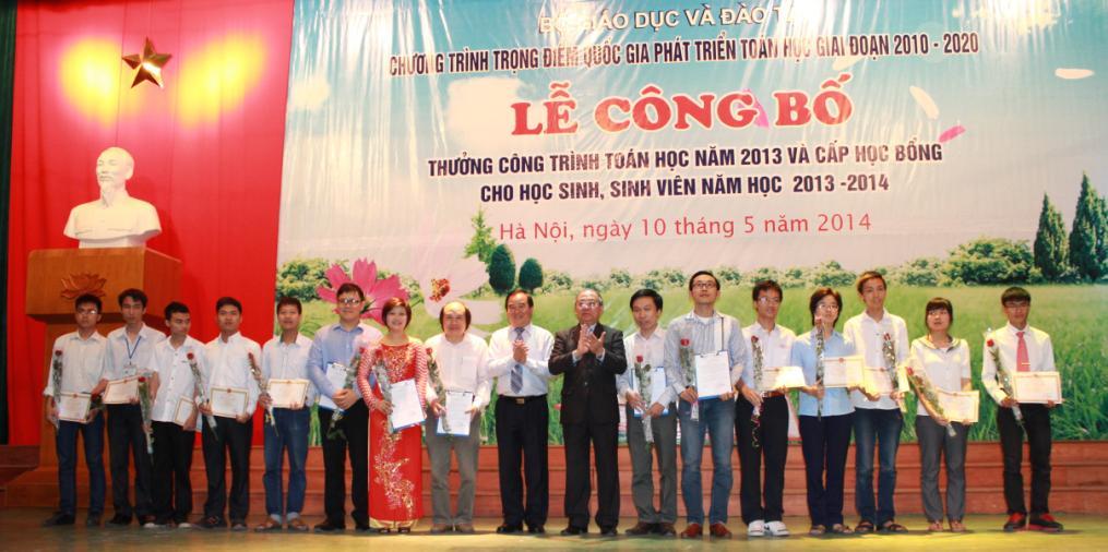 Nguyen Thien Nhan - President of Vietnam Fatherland Front Central Committee (second from the right), Prof. Ngo Bao Chau (third from the right) and Prof.