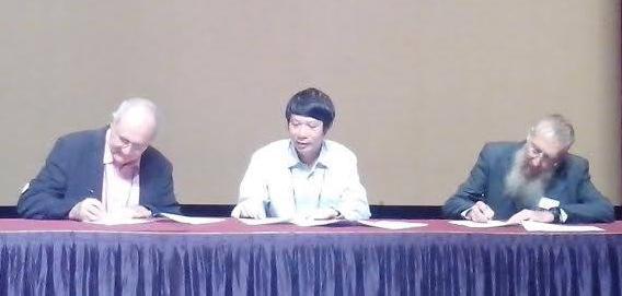 51 GS Nguyễn Hữu Dư tại Lễ ký kết thiết lập Trung tâm Mạng lưới Toán học quốc tế (12/8/2014 tại Seoul, Hàn Quốc) Prof.