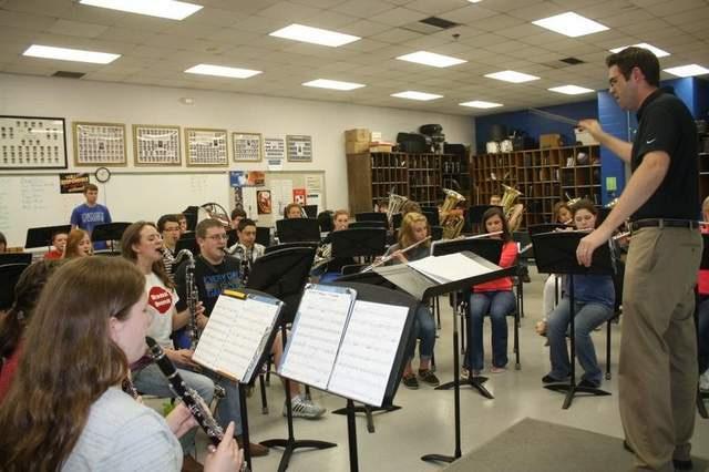 Page 15 The Walton-Verona Mirror Extra Curriculars Walton-Verona recognized for commitment to music program Ranks among nation's top schools Melissa Stewart The Community Recorder Reporter For senior