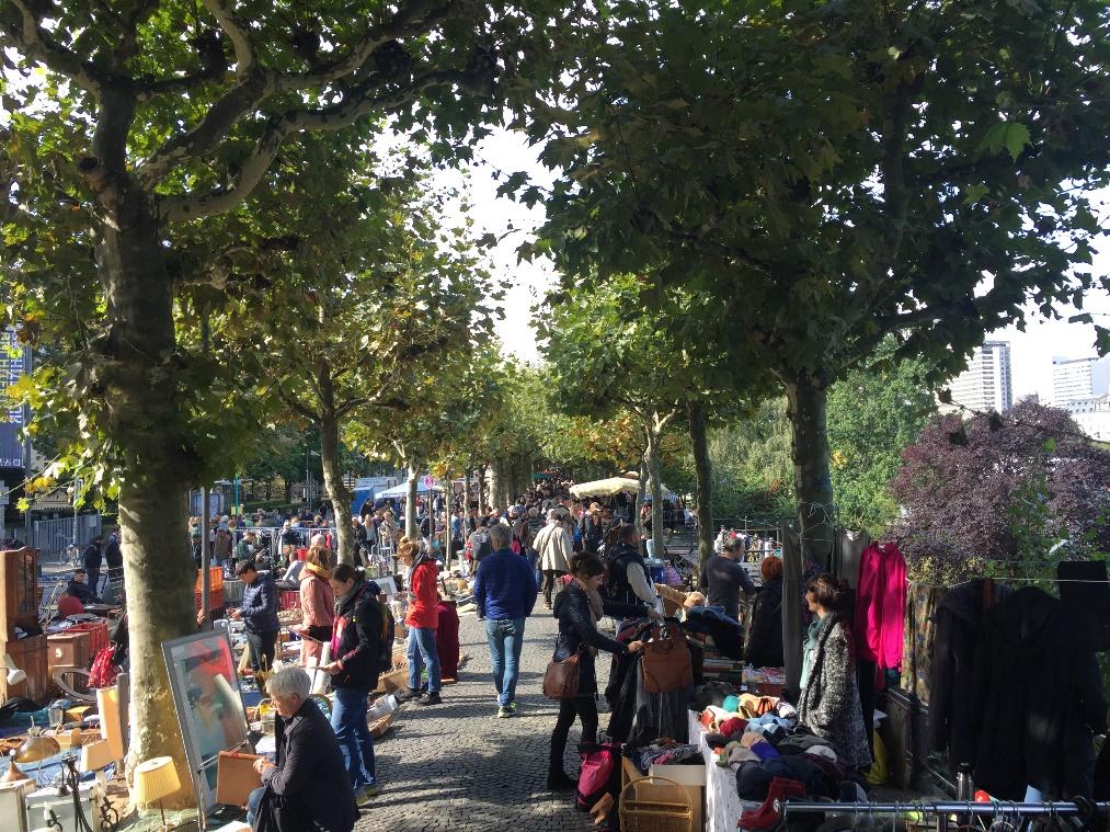 Take a stroll by the Schaumainkai and check out what the beautiful flea market has to offer!