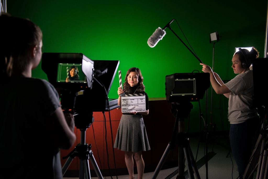 Return to New Media Studies Overview NEW MEDIA STUDIES COURSES OFFERED The Art of Filmmaking Applied Filmmaking Advanced Applied Filmmaking 3D