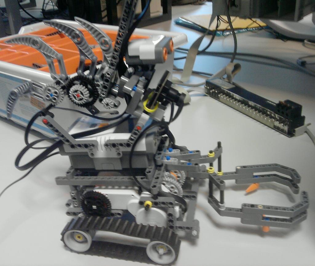 Mobile Robotics using LEGO Mindstorms 13 Fig. 4.