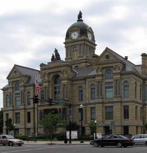 Findlay, Ohio About With a population of nearly 40,000 people, the city of Findlay is large enough to offer plenty of opportunities for shopping, dining out and evening adventures, but still offers a