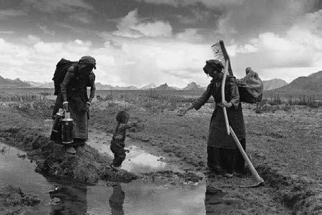 3 Four Seasons: Everyday Life of Tibetan Peasants From 1996 to 2004, Lu Nan photographed Four Seasons, which is the third and final part of his Trilogy.