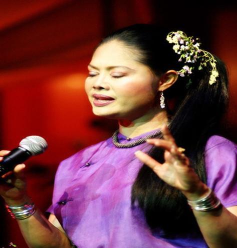 Figure 4: Jaran s female vocalist, Suntree Vechanon, also the most well-known and popular female singer of Lanna.
