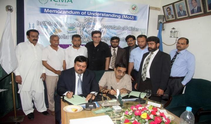 Zubair Ahmed Malik, President, FPCCI are signing MoU while senior officials and representatives of FPCCI and ICMA Pakistan are also