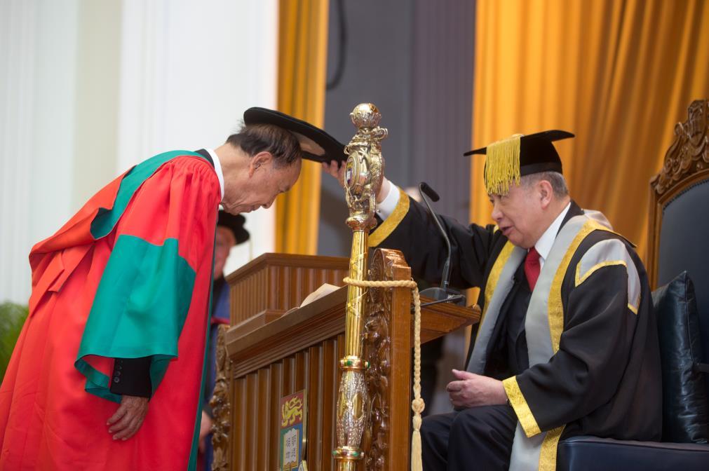 Photo 2: At the congregation, Dr David Li Kwok Po (Right), the Pro-Chancellor of the University of