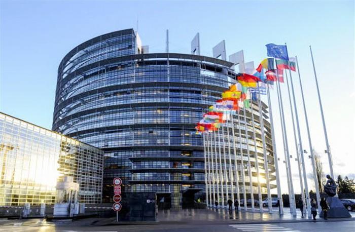 Tram E : Station Parlement Européen Co-Hosts: