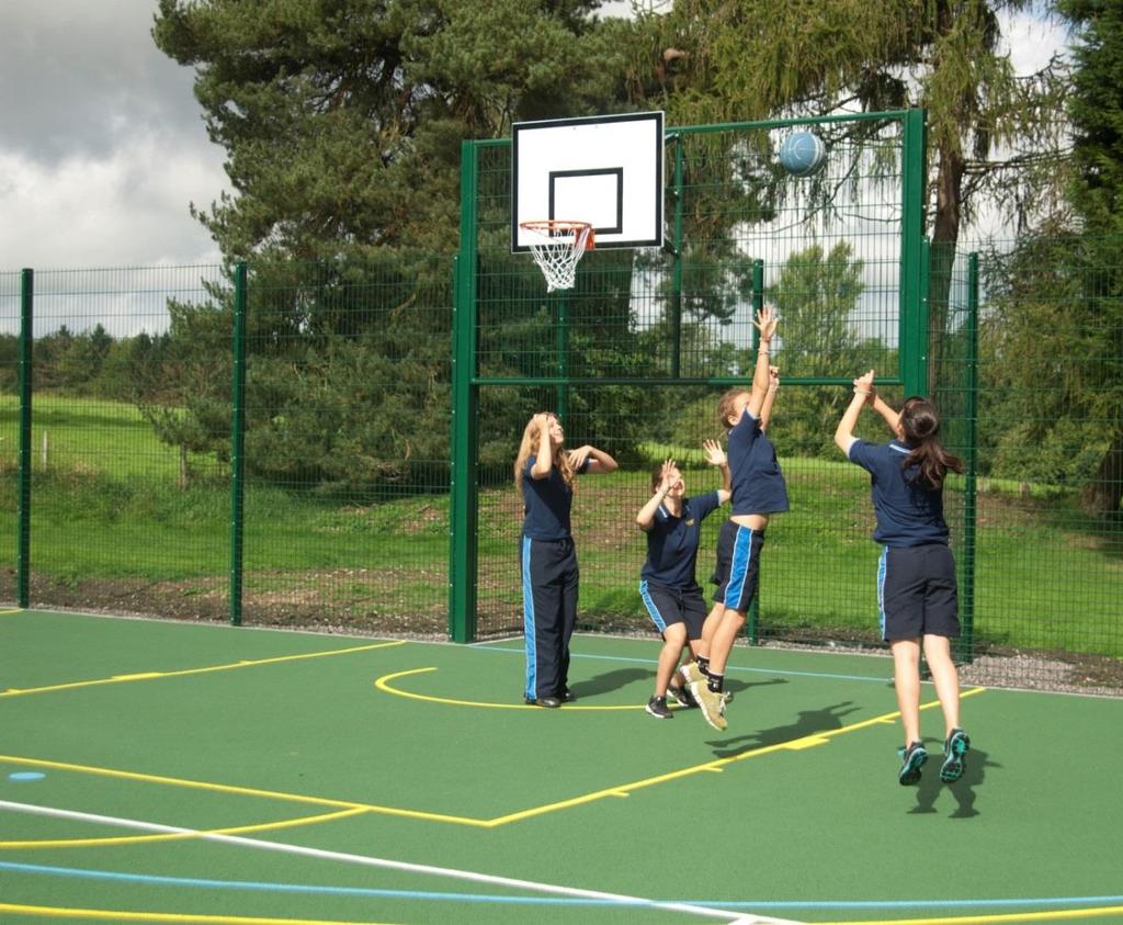 Welcome Located in eight acres of beautiful grounds, with extensive gardens and playing fields, in an Area of Outstanding Natural Beauty, Bishopstrow College s Academic Summer Programme provides an