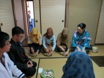 By promoting personnel exchanges and the rotation of personnel through various roles, we train both Japanese language instructors capable of accommodating a variety of students as well as individuals