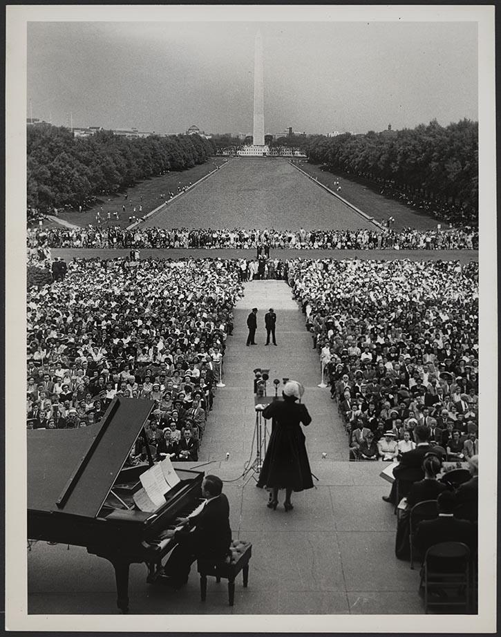Image: Marian Anderson singing at the Lincoln memorial in front of 75,000 people 91939) http://myloc.