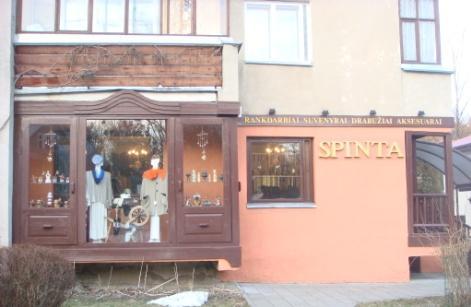 212 4.16. attēls. No kreisās: veikala ārtelpas noformējums Druskininkos (Pošeiko, 2010) un kafejnīcas nosaukuma zīmes noformējums Ventspilī (Pošeiko, 2008) Savukārt 4.17.
