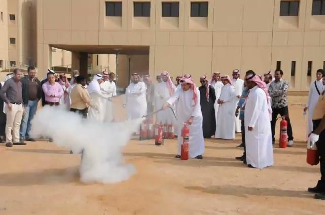 The College organizes a workshop on how to act when the danger occurs and methods of extinguishing the fire On Tuesday, 10/3/1439 AH, the College occupational safety committee in cooperation with the