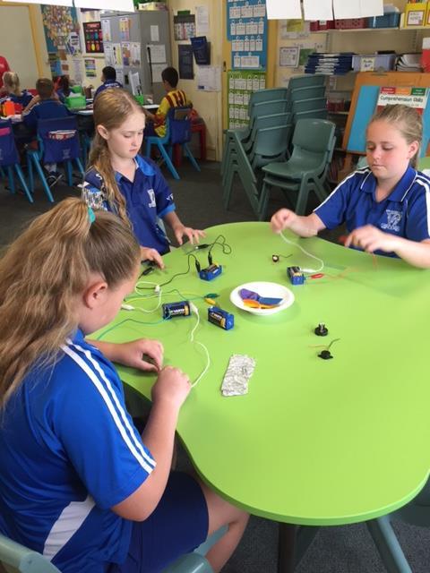 Year 5-6 Class Update Students in year 5 and 6 have been participating in a science unit about Electricity and making circuits.