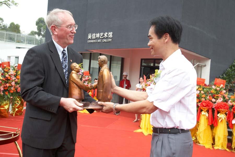 Kwan Wu present a gift" President Carter