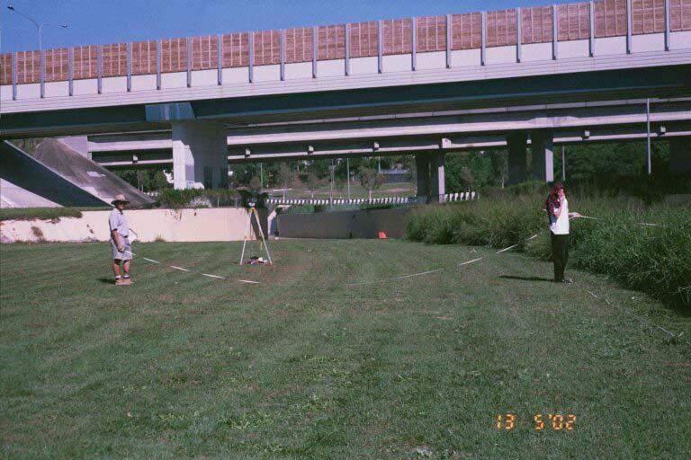 196 Proc. XXX IAHR Congress, Thessaloniki, Greece 2003, Vol. E (CHANSON and WHITMORE 1998). Figure 1.2 shows CIVL4120 Hydraulic design students in front of the fully-silted Korrumbyn Creek dam.