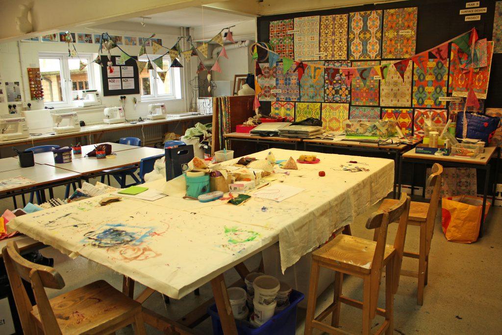 THE PROGRAMME The Juniors Creative Experience is designed for students with a keen interest in art. Prior to enrolment, students can decide whether to participate in either Fun Art or Fine Art.
