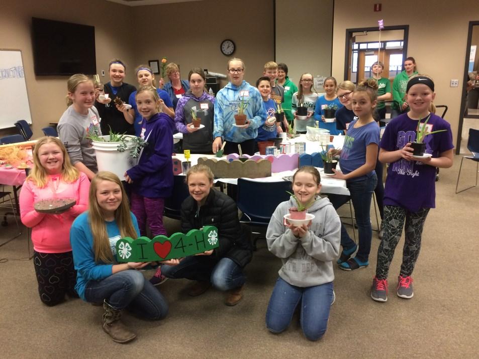 HORTICULTURE WOODWORKING ISU EXTENSION AND OUTREACH BUENA VISTA COUNTY 4-H Maker s Day March 2017 What is a Maker?
