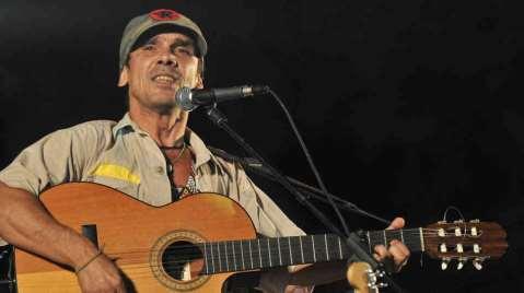 Manu Chao, a Spanish/French Sings in French, Spanish, English, Italian,