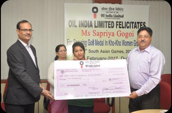 OIL FELICITATES KHO-KHO GOLD MEDALIST As part of OIL s initiative under CSR for promotion of sports and sports personalities, Ms Sapriya Gogoi, Gold Medalist in Kho-Kho Women Group in 12th South