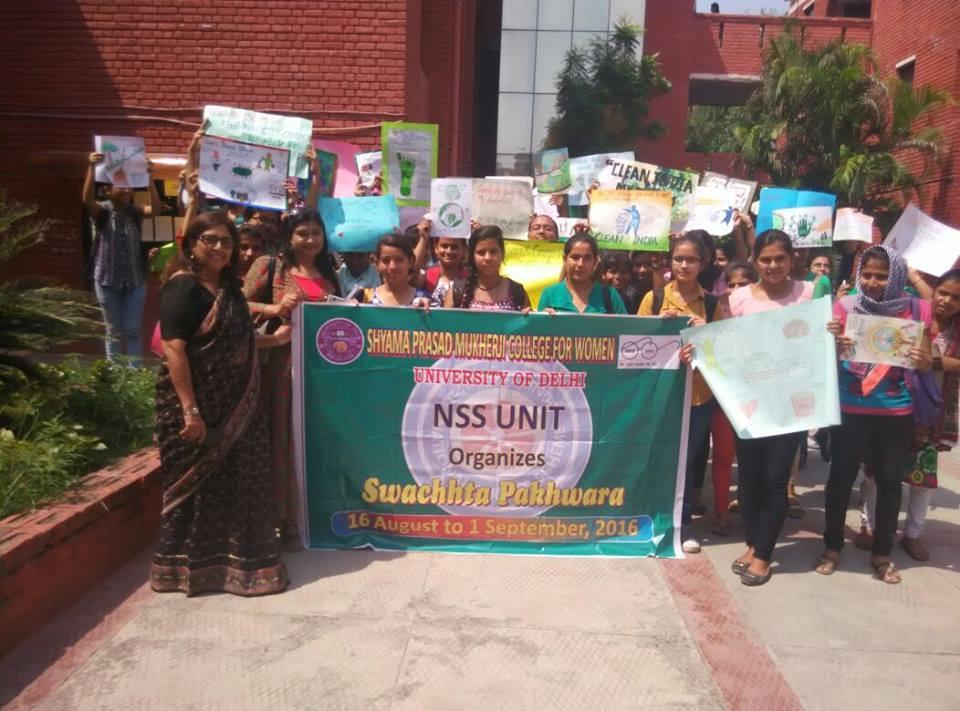 To make citizens aware about cleanliness and hygiene, volunteers of SPM College NSS went to Central Market Punjabi Bagh Area.