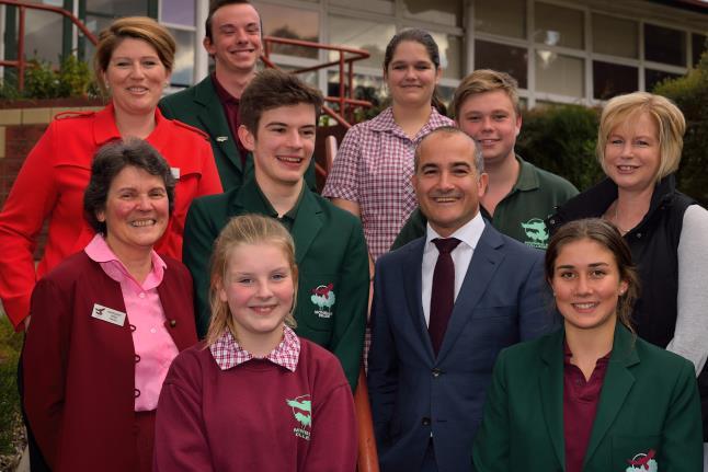 Fe May 16, 2017 Issue 6 MONBULK COLLEGE NEWS Respect, Excellence, Responsibility David Hill Rd, Monbulk Ph: 9751 9000 Fax: 9751 9001 Email: monbulk.co@edum