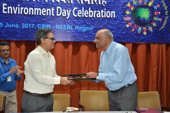 Rakesh Kumar, Director, CSIR-NEERI signing the MoU Shri
