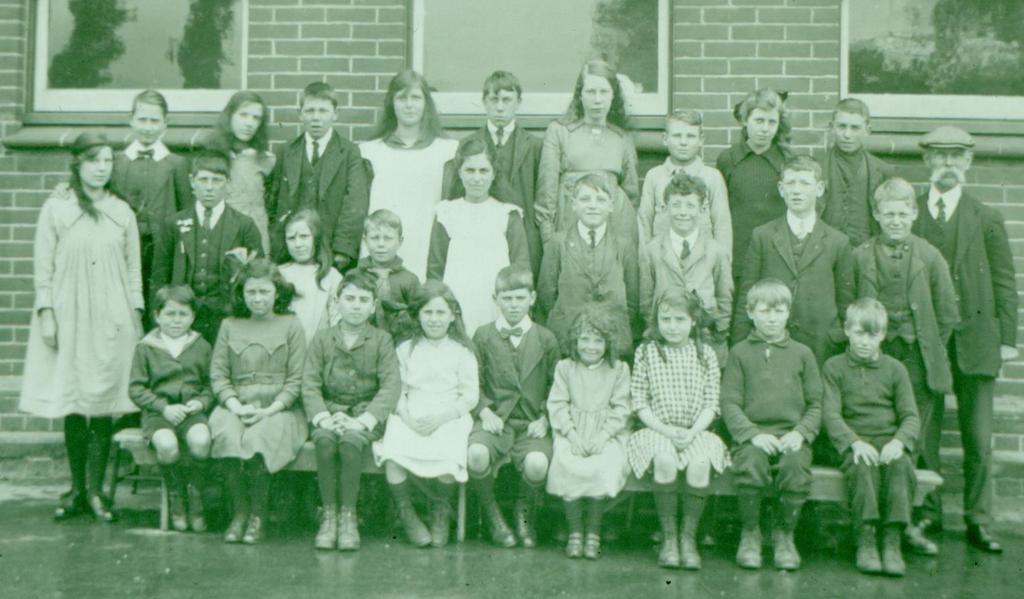 WARTIME WORK ON THE FARM The older children at Crockenhill Council School in 1919, just before