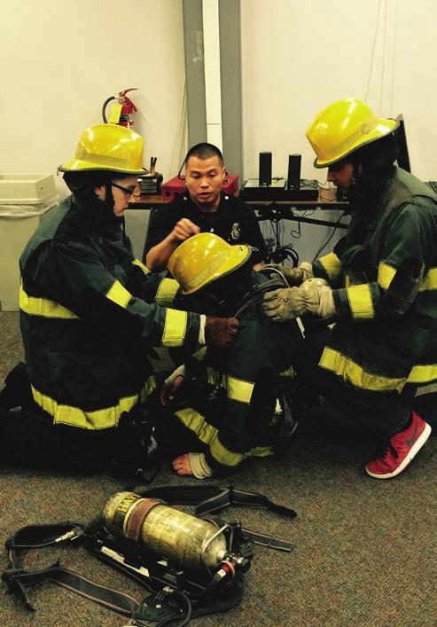 FIRST RESPONDER (FIRE SCIENCE/EMT) PUBLIC SERVICES INDUSTRY SECTOR Credit up to 40 per year Community Collee Credit Available: Collee Prepares students in a career pathway to earn an Associates Deree