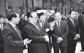 Chinese leaders at RUC Jiang Zemin visited RUC and delivered a very important speech When China s former President Jiang Zemin visited our university on April 28, 2002, he delivered a very important