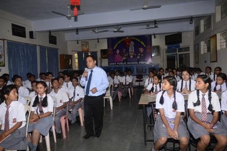 (B) CAREER COUNSELLING SESSION BY AAKASH INSTITUTE A career counselling session was conducted on October 08, 2018 by Mr Vikas Sharma and Mr