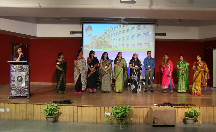 She also shared with them the teaching methodologies and facilities provided to thechildren. Students of class II presented wonderful and versatile MI presentation.