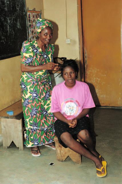 1. Look at this photograph of Agnes and her daugher. Agnes is blind, but she can still do many things.