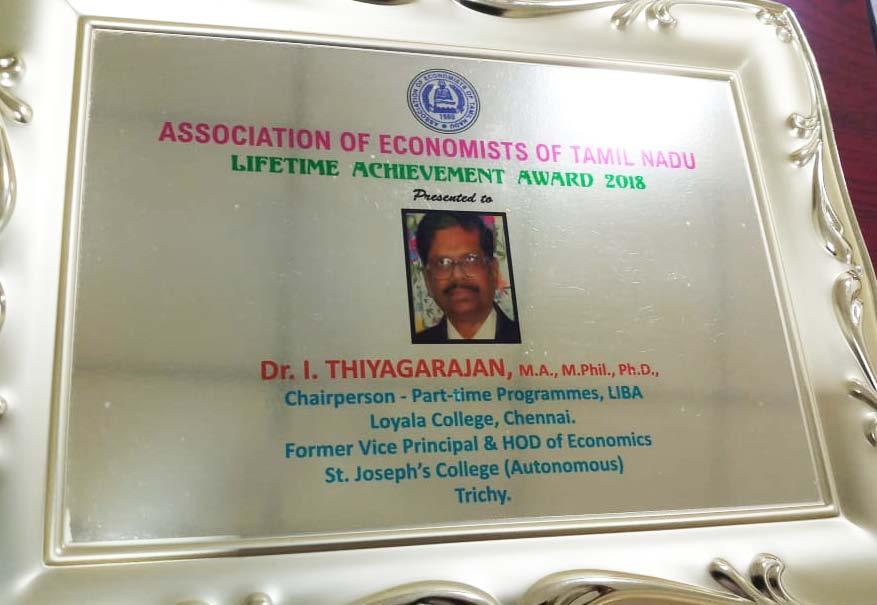 Thiagarajan Chairperson of Part-time Programmes of LIBA. The Award was presented to Dr. I.