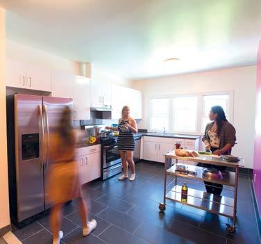 Accommodation Student Residences Kings Los Angeles (Hollywood) offers two year-round residences and an additional summer residence during July and August.