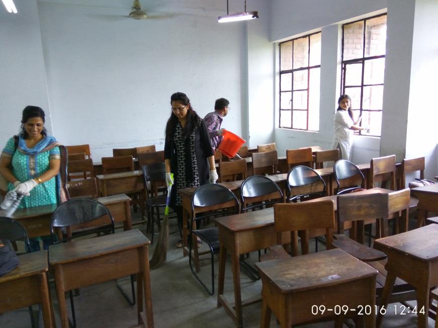 This cleanliness drive included the collective effort the cleaning staff, teachers,