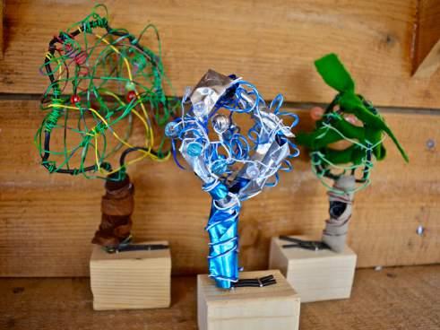 Wire Sculpture - Animals Grade Level: Gr 1+ After visiting our display of animal bones and antlers during their nature walk, your students will