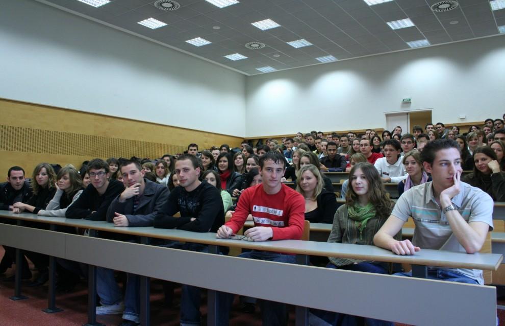 Student life Classes Choosing classes As an Erasmus student, you are given the chance to choose and to attend any courses from any department while being a student of one department.